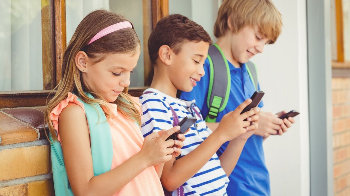 Zákazy se množí. Školám v USA dochází trpělivost s mobily dětí